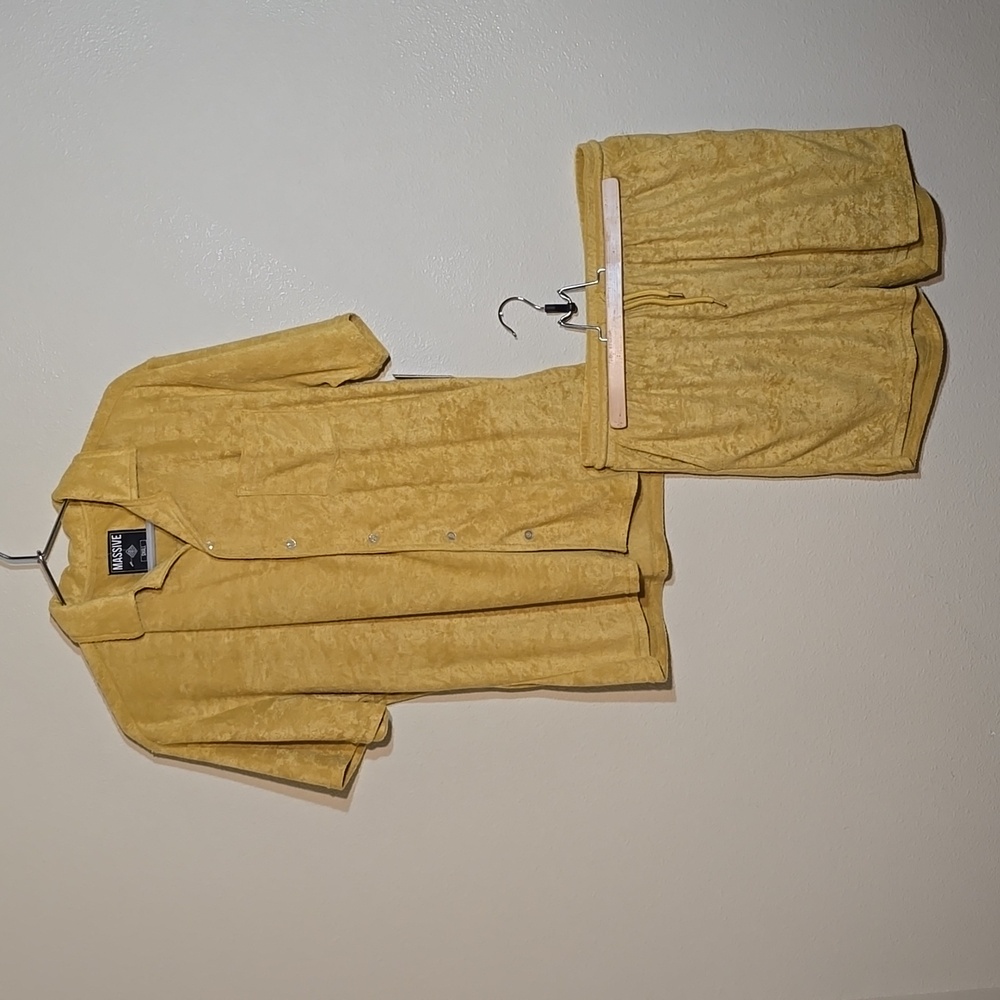 Super Massive brand men's gold/yellow Terry cloth short set small top med bottom